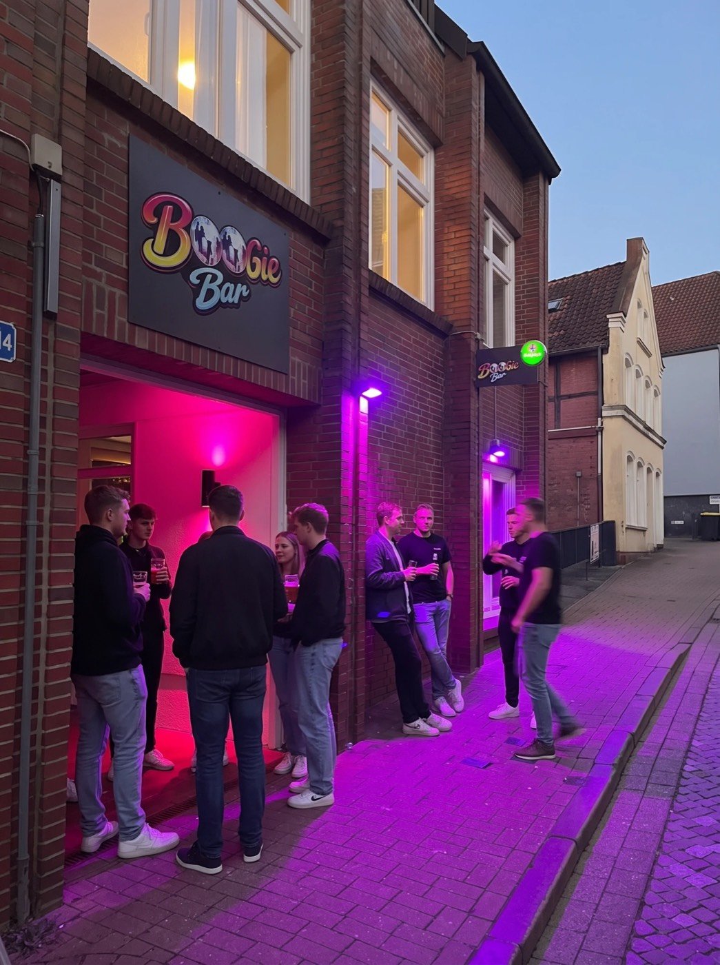 Außenansicht der Boogie Bar in der Steilen Straße in Stade bei Nacht