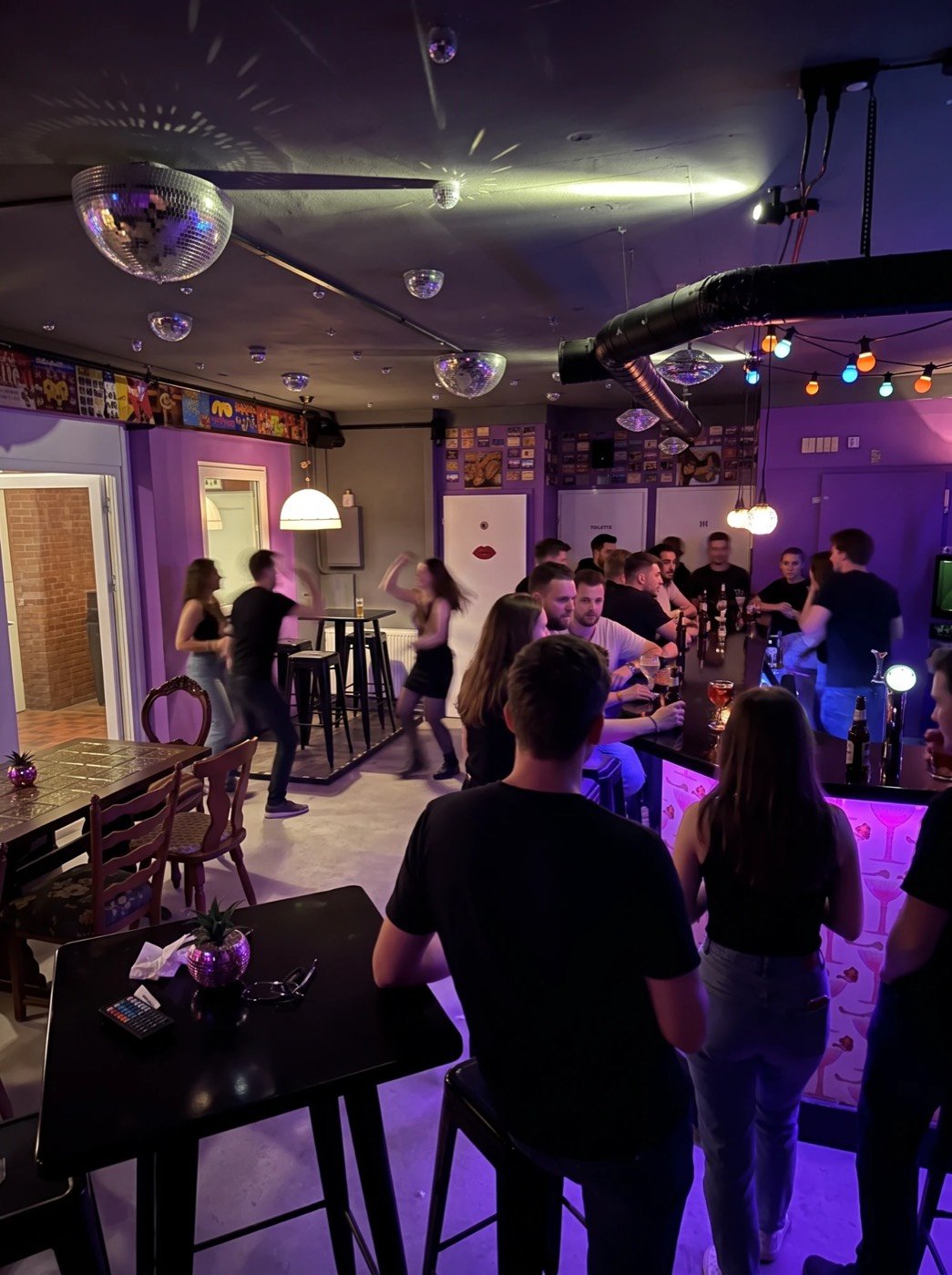 Innenraum der Boogie Bar Stade mit Tanzfläche, Tresen und Discokugeln
