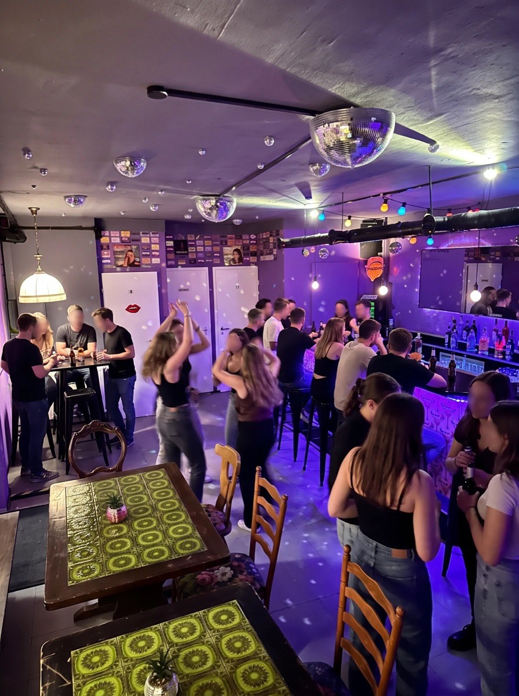 Tanzende Gäste auf der Tanzfläche der Boogie Bar Stade
